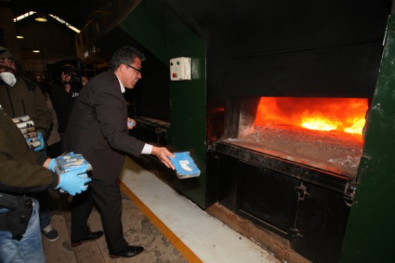 В Аргентині спалили 400 кг кокаїну з Російського посольства