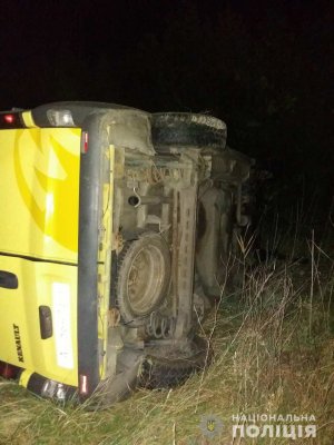 На Миколаївщині мікроавтобус Renault Trafic із пасажирами  з'їхав в кювет і перекинувся. Постраждали троє людей