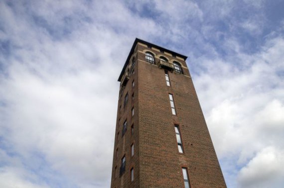 Пентхаус на вершине водонапорной башни в британском городе Хартфордшир продают почти за миллион долларов