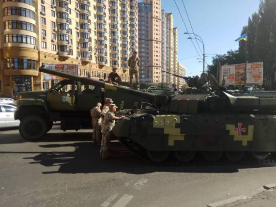 КрАЗ эвакуировал боевую машину из центра города