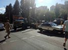 КрАЗ евакуював бойову машину з центру міста