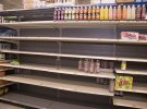 Люди лишили пусті полиці в супермаркеті Волмарт в Гонолулу
