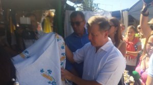 Олег Ляшко купив на Сорочинському ярмарку скатертину за 2 тис. грн