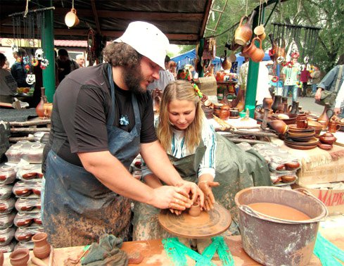 Глиняний посуд на Сорочинському ярмарку - один із найпопулярніших товарів