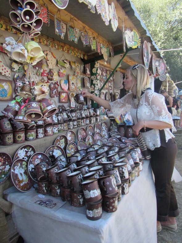 Глиняная посуда на Сорочинской ярмарке - один из самых популярных товаров
