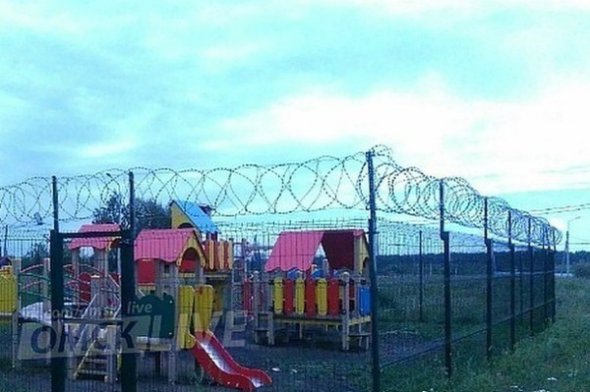 У Росії дитячий майданчик огородили колючим дротом. Фото: OMSKLIVE 