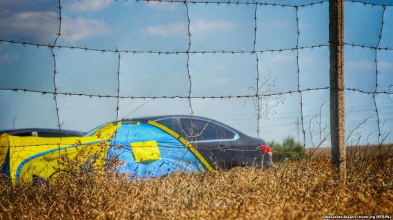 В Крыму сейчас нет ни одного желто-голубого флага, но его показывает сама природа.