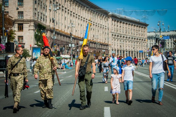 На параді несли червоно-чорні стяги