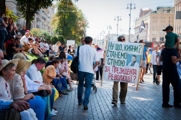 Одинокий мітингувальник закликає захистити Петра Порошенка