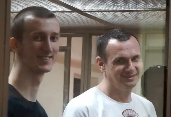 Олександр Кольченко та Олег Сенцов у залі суду під час оголошення вироку 