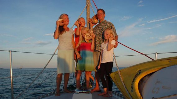 Биин и Джеми Гиффорд вместе с детьми 10 лет путешествуют вокруг света