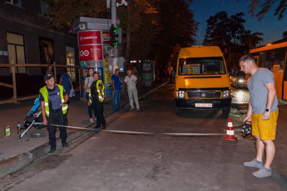 Водій маршрутки у Дніпрі збив сім'ю з малими дітьми.