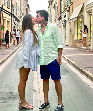 Телеведуча Регіна Тодоренко цілується зі співаком Владом Топаловим під час відпочинку. Побралися в липні