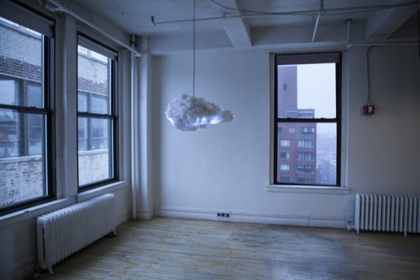 Лампа від Кларксона реалістично відтворює мерехтіння блискавки й звук грому.