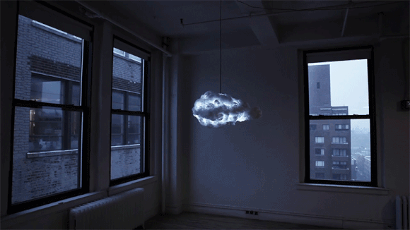 Лампа від Кларксона реалістично відтворює мерехтіння блискавки й звук грому.