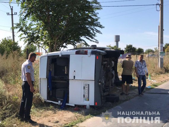 Вблизи села Грибовка Овидиопольского района Одесской области произошла авария. Там около 8 утра перевернулся микроавтобус с отдыхающими. В результате пострадали 11 человек, среди которых трое детей