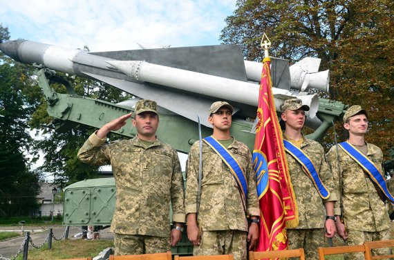 Особовий склад полку урочисто зустрів Бойовий стяг на стройовому плацу частини