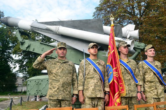 Личный состав полка торжественно встретил Боевой флаг на строевом плацу части