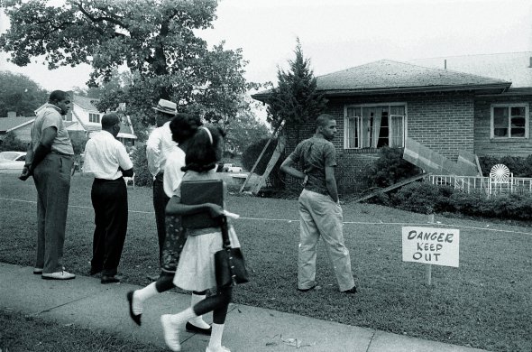 5 вересня 1963 року жителі Бірмінгема в американському штаті Алабама розглядають пошкоджений вибухом будинок адвоката 59-річного Артура Шорса. Вночі йому у вікно кинули динаміт. Вибух травмував дружину господаря. Нападників не знайшли. Шорс відстоював право темношкірих дітей вчитися разом із білими. Суди давали дозвіл на це, але мешканці не пускали їх до шкіл. Таких дітей супроводжували солдати. Расова дискримінація в навчальних закладах тривала до кінця 1970-х