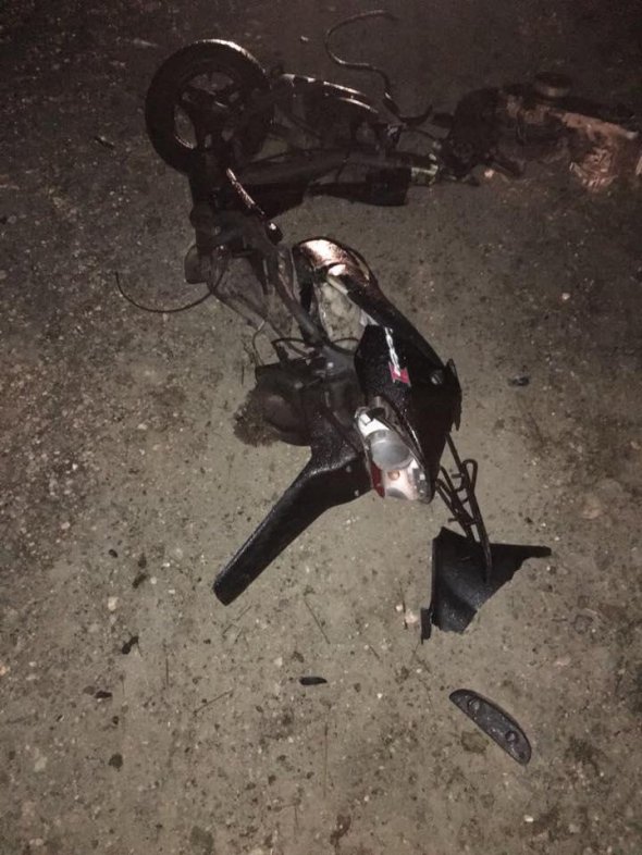 Скутер двух друзей, которых сбил полицейский, разбит в пух и прах