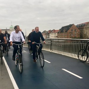 Еммануель Макрон і  Ларс Люкке Расмуссен їдуть набережною Копенгагена