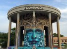 Індонезійський художник DW розмальовує сірі стіни грецької столиці