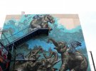 Индонезийский художник DW разрисовывает серые стены греческой столицы