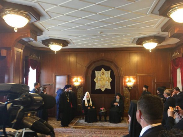 Під час зустрічі патріархи мають обговорити питання надання томосу українській церкві. У складі делегації з Москви на зустріч також прибув глава Відділу зовнішніх церковних зв'язків Московського патріархату Ілларіон