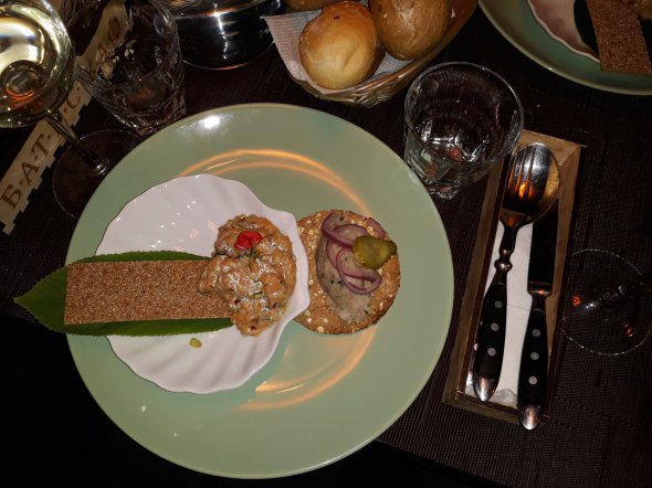 На званом ужине в Батискафе устроили батл между украинскими рібніми продуктами и заграничными