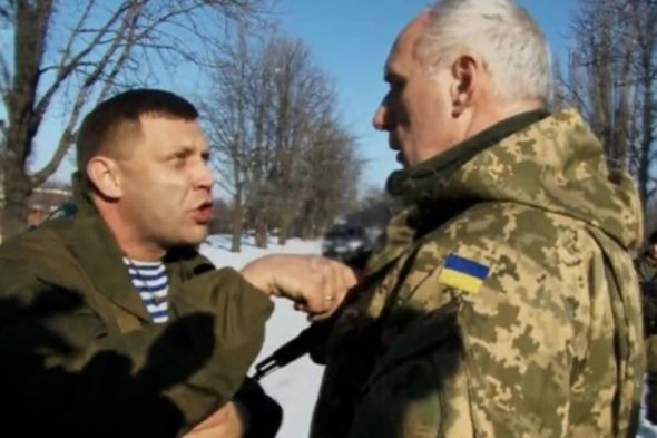 Полковник ЗСУ Михайло Щербина (праворуч) на зустрічі з Олександром Захарченком (ліворуч) під час боїв за донецький аеропорт