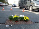 Яму залатали квітами на розгалуженні столичної вул. Семена Скляренка і просп. Степана Бандери біля салону з продажу електромобілів ElectroCars