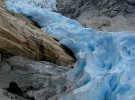 Ледник Бриксдацбрин в Норвегии похож на поток воды. Он действительно ползет со склонов
