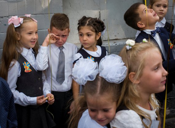 Як пройшов перший дзвоник в українських школах. Фото: Reuters