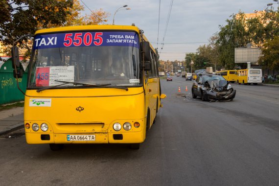 3 сентября в Киеве столкнулись маршрутный автобус "Богдан" №455 и Nissan Leaf службы такси Uber