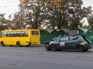 3 вересня у Києві зіткнулися маршрутний автобус "Богдан" №455 і Nissan Leaf служби таксі Ube