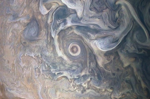 Кадр был сделан космическим кораблем Juno, который находился за 11350 километрах от верхних слоев облаков.