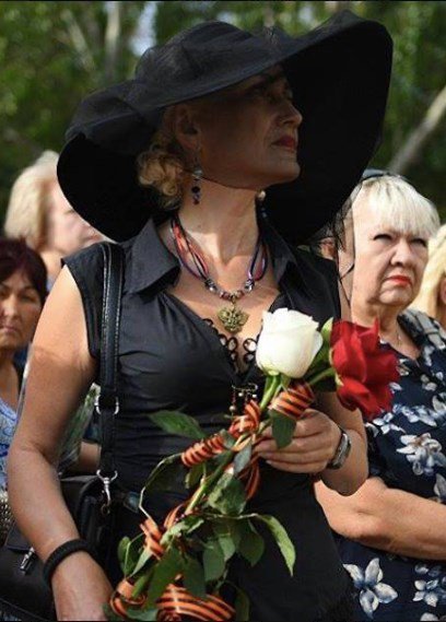 На похороны главаря ДНР Александра Захарченко появилась странная женщина, которую прозвали в сети "колорадская вдова"