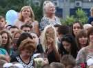 Батьки та родичі учнів знімають на мобільні телефони святкову лінійку в київській початковій школі №332 на вулиці Бориса Гмирі. Відбулася 1 вересня. Початковий заклад відкрили цьогоріч. Раніше в будівлі була гімназія