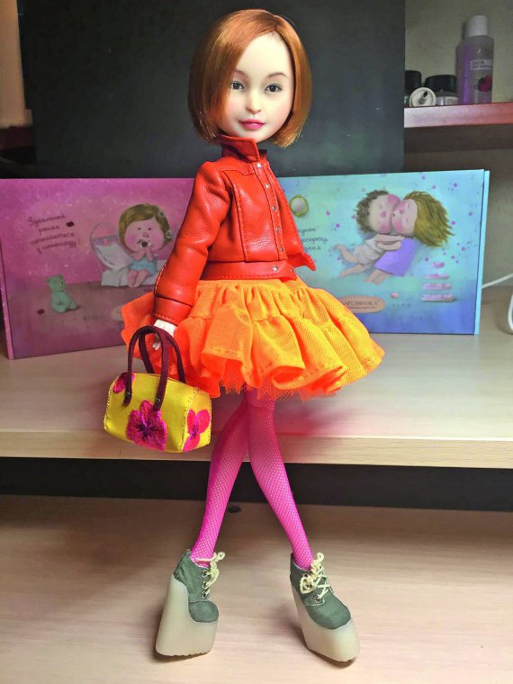 Ольга Каменецька переробляє обличчя лялькам, наносить інший макіяж. Може надати їм портретну схожість до людини