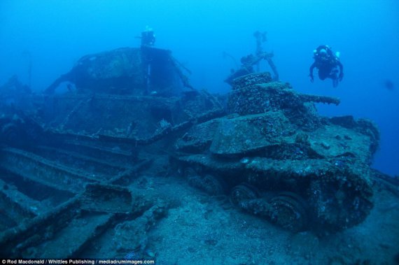 Водолазы исследуют неизвестный корабль, затонувший во время Второй мировой у Японии. Назвали его "Шлемная развалюха" за большое количество шлемов, найденных на борту