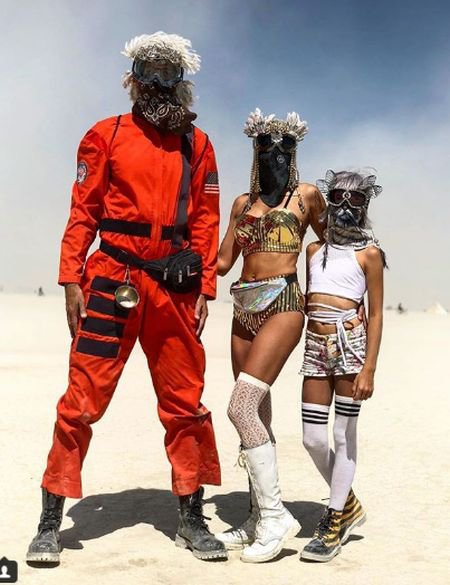 "Burning Man - хорошее место, чтобы прочистить мозги и полюбить пыль", - написал Лещенко в сети