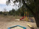 Детская игровая зона никак отгорожена от могильных плит