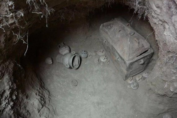 Знайденій гробниці понад 3700 років. В ній знайшли останки двох чоловіків високого статусу