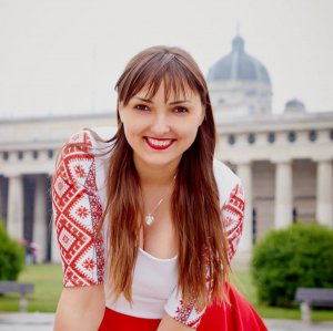 Українка Ганна Куделя працює асистентом виконавчого директора в автомобільній компанії в Міннісоте. Фото: humanrights.org.ua