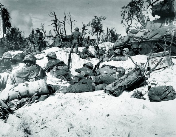 Американські морські піхотинці відпочивають на березі тихоокеанського острова Пелеліу, 15 вересня 1944 року. Вибили звідти дивізію японців. Через місяць переправились на Філіппіни. Тут воювали з армією Японії до липня 1945-го