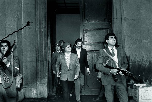 Президент Чилі 65-річний Сальвадор Альєнде (на фото – перший ліворуч) у своєму палаці в столиці Сантьяго, 11 вересня 1973 року. Його штурмують військові під керівництвом генерала Августо Піночета
