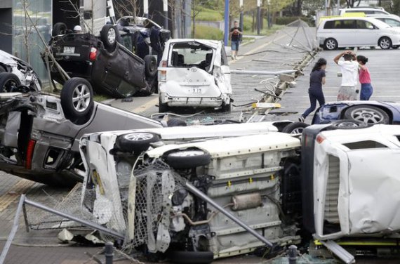 Транспортные средства, поврежденные в результате тайфуна Джеби в Осаке, Западная Япония