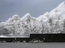 Високі хвилі, викликані Тайфуном Джебі в рибальському порту в Акі, префектура Коті 