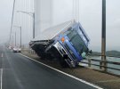 Вантажівку підірвало сильними вітрами на мосту Сето Охасі в Сакаде, Кагава, на японському острові Сікоку