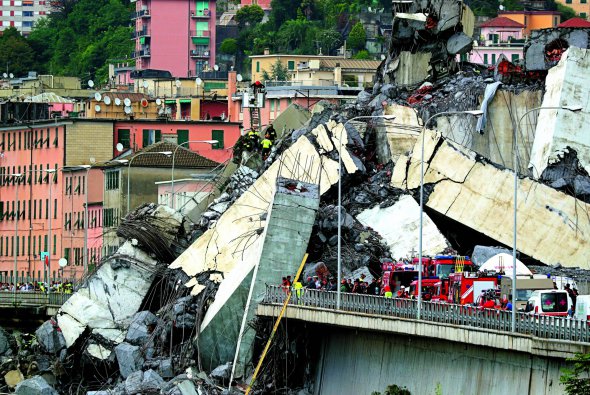 Рятувальники працюють на місці обвалу мосту ”Понте-Моранді” в італійському місті Генуя. Центральна ділянка конструкції впала 14 серпня 2018 року. Загинули 39 людей